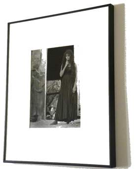 fotografia di Sofia Loren incorniciata con passepartout bianco e cornice in ferro